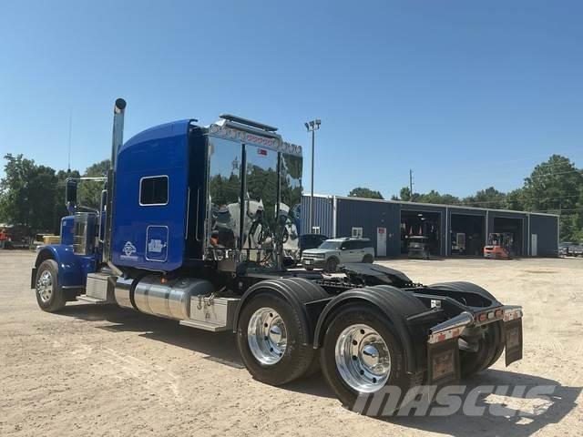 Peterbilt 389 Conventional Trucks / Tractor Trucks