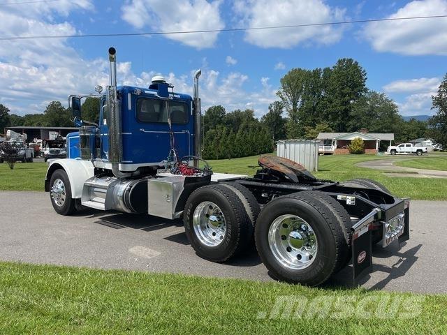 Peterbilt 389 Conventional Trucks / Tractor Trucks