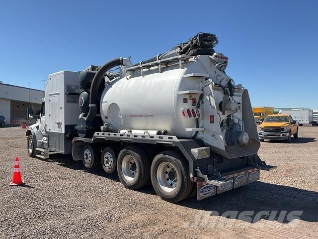 Peterbilt 548 Crawler Excavators
