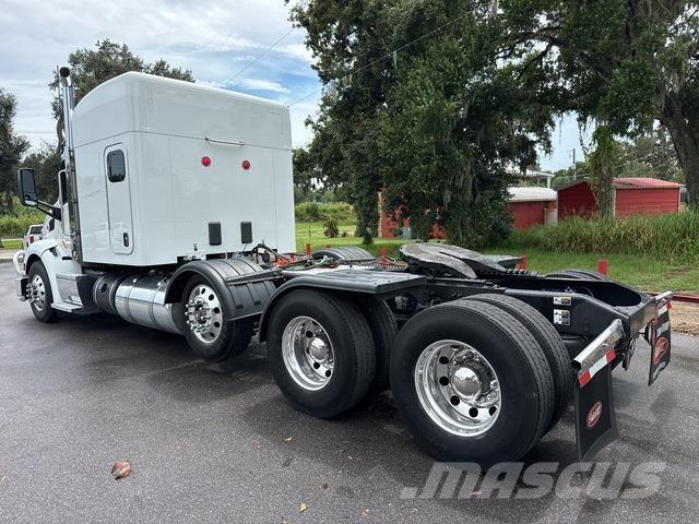 Peterbilt 579 Conventional Trucks / Tractor Trucks