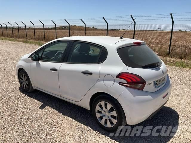 Peugeot 208 Automobiles / SUVS