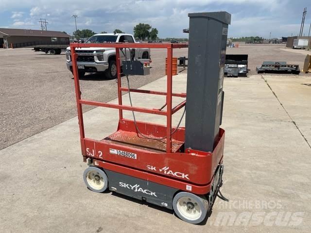 SkyJack SJ12 Vertical mast lifts