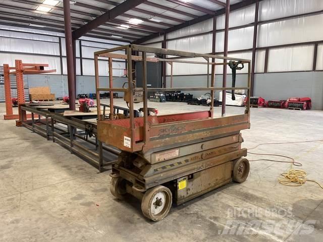 SkyJack SJ3220 Scissor Lifts