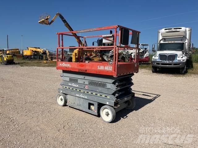 SkyJack SJ4632 Scissor Lifts