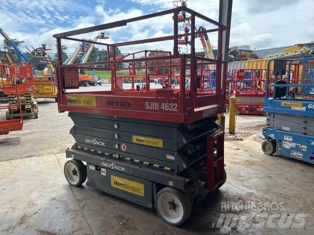 SkyJack SJ4632 Scissor Lifts
