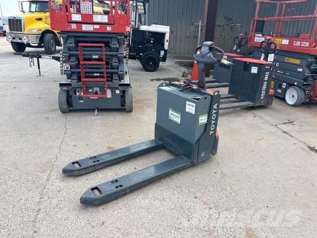 Toyota 8HBW23 Pallet Truck