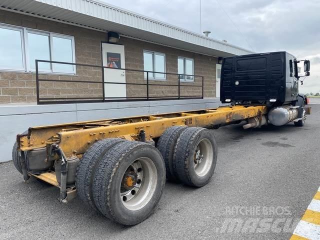 Volvo VHD64F Cabins and interior