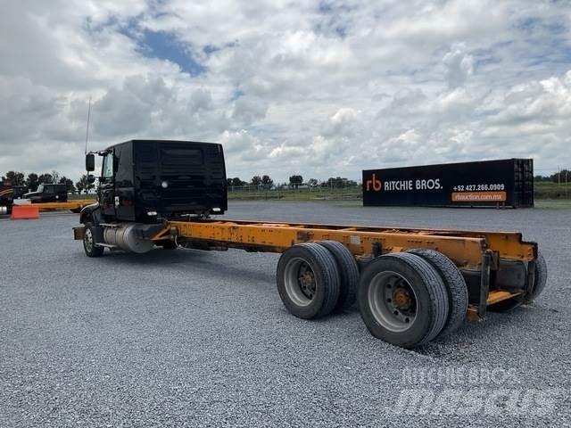 Volvo VHD64F Cabins and interior