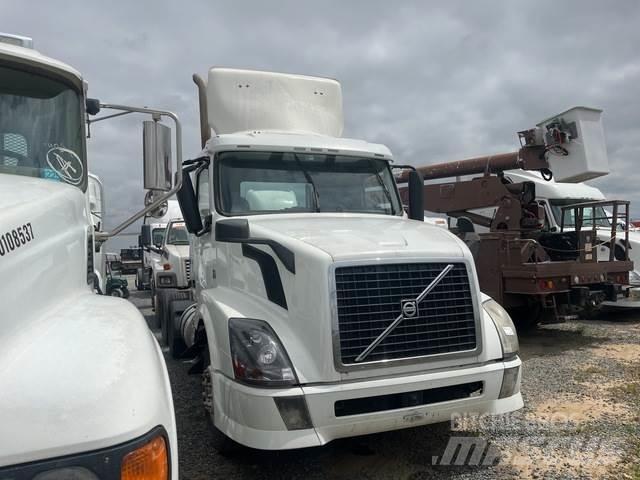 Volvo VNL64 Conventional Trucks / Tractor Trucks