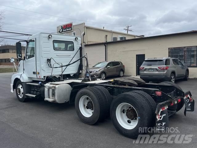 Volvo VNL64T Conventional Trucks / Tractor Trucks