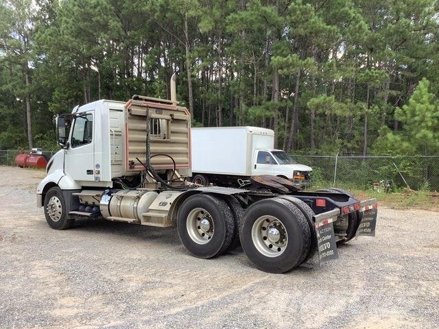 Volvo VNL64T Conventional Trucks / Tractor Trucks