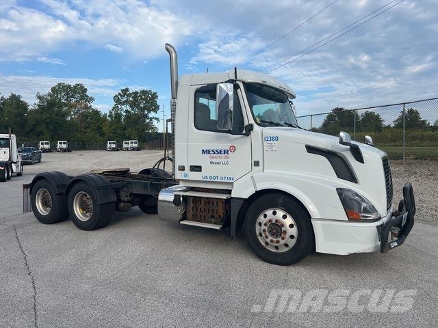 Volvo VNL64T Conventional Trucks / Tractor Trucks