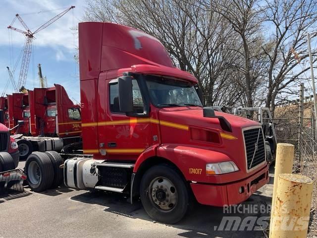 Volvo VNM42T Conventional Trucks / Tractor Trucks
