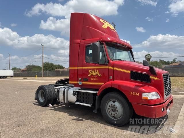 Volvo VNM42T Conventional Trucks / Tractor Trucks