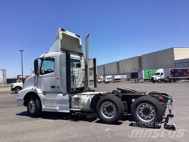 Volvo VNM64T Conventional Trucks / Tractor Trucks