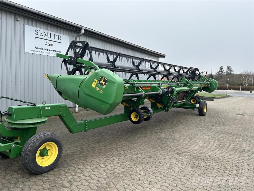 John Deere 635D Harvester Headers