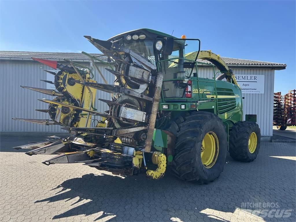 John Deere 7400 Forage Harvester