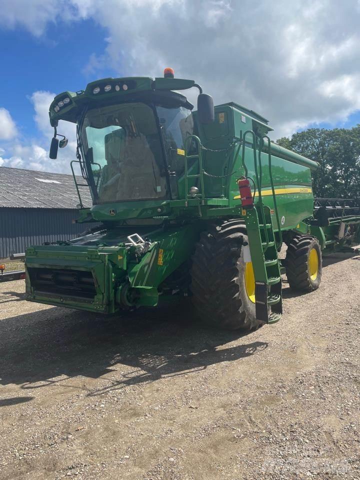 John Deere T670I Combine Harvesters