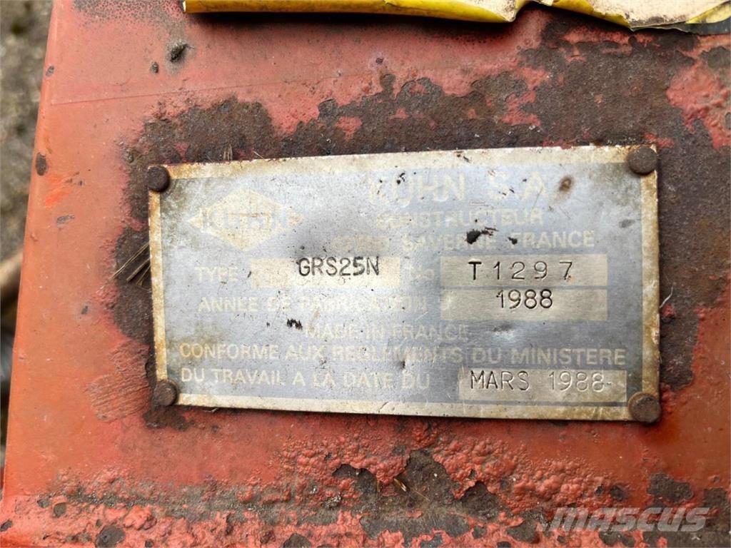 Kuhn GSR 25 N Rakes and tedders