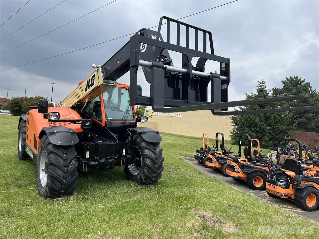 JLG 823 Telescopic Handlers