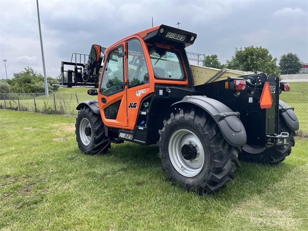 JLG 823 Telescopic Handlers