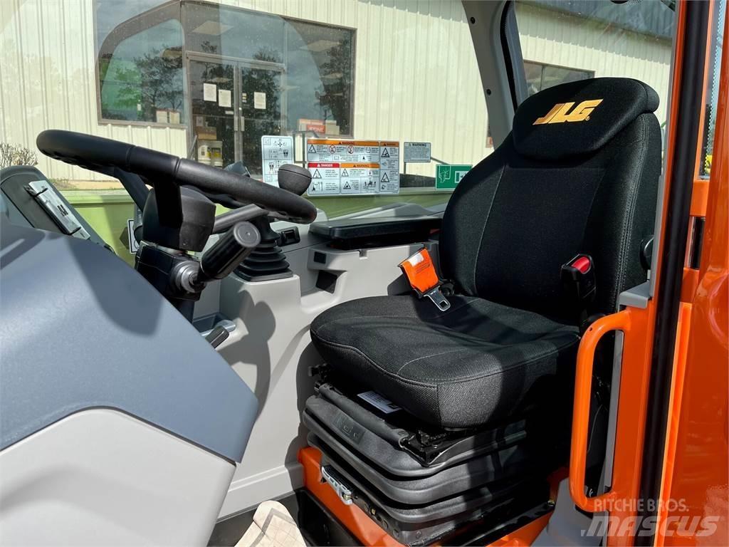 JLG 823 Telescopic Handlers