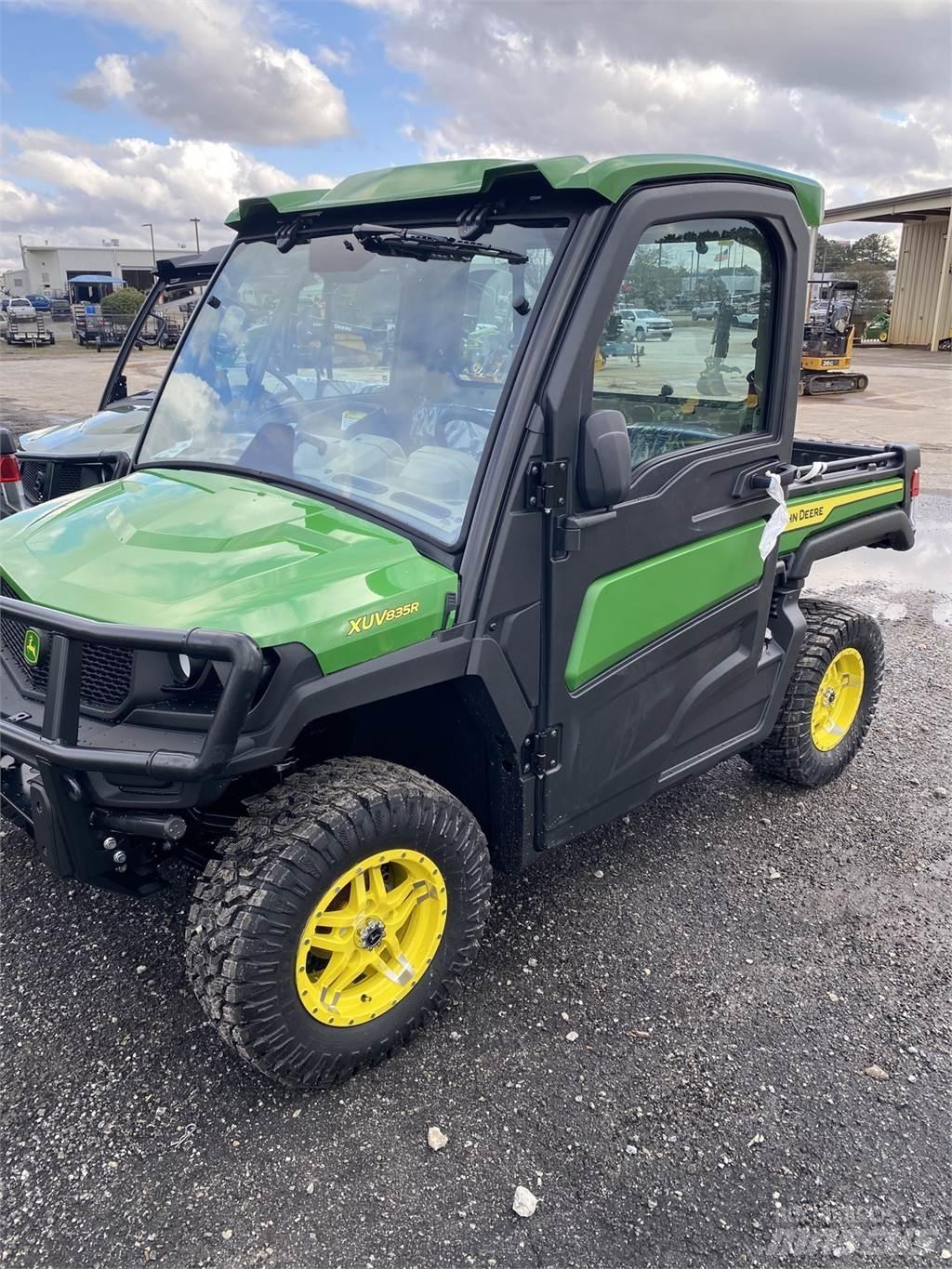John Deere 835R Utility Machines