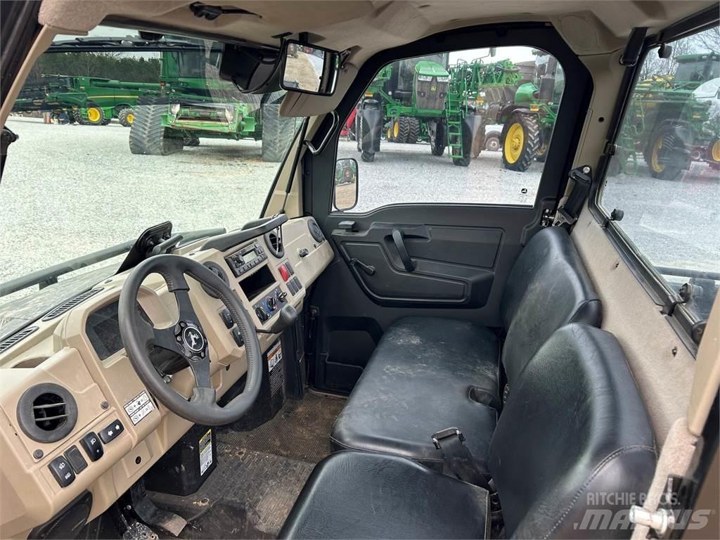 John Deere 835R Utility Machines
