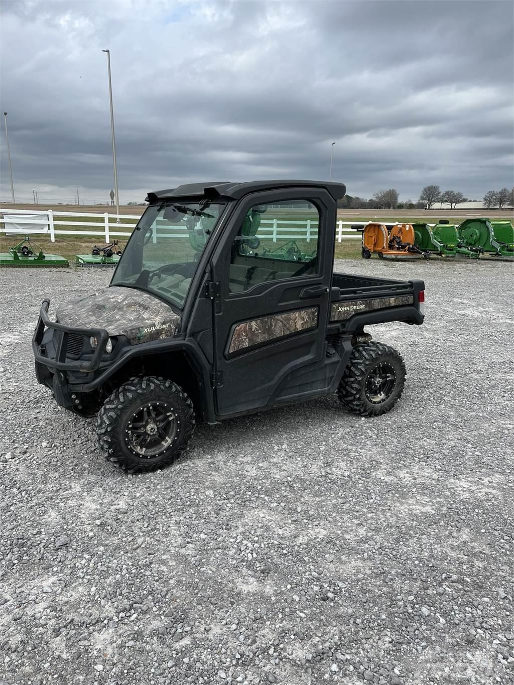 John Deere 835R Utility Machines