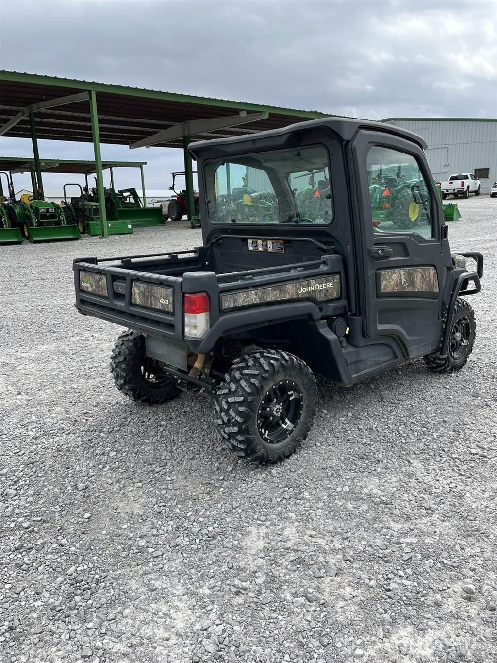 John Deere 835R Utility Machines