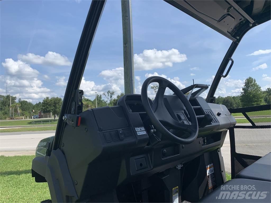 John Deere 865M Utility Machines