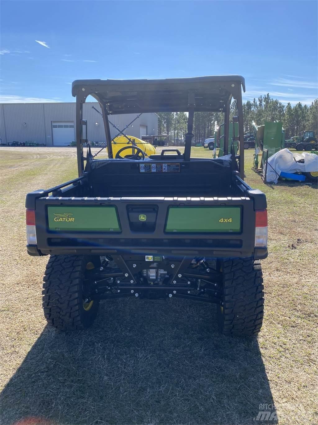 John Deere 865M Utility Machines