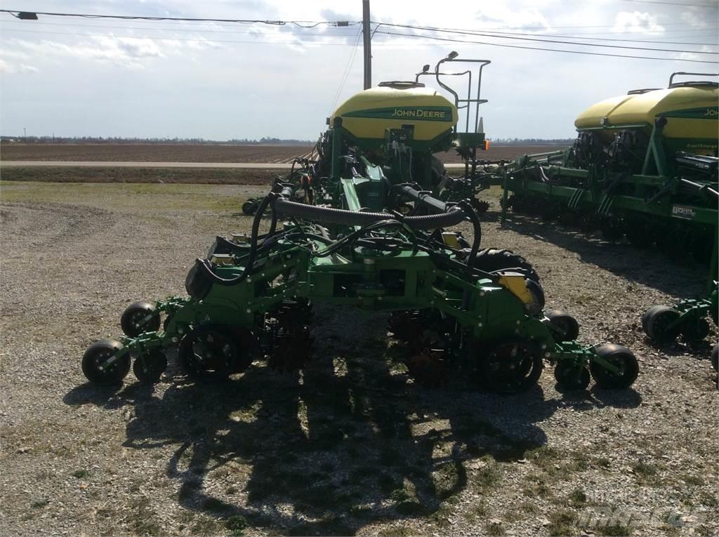 John Deere DR18 Planters