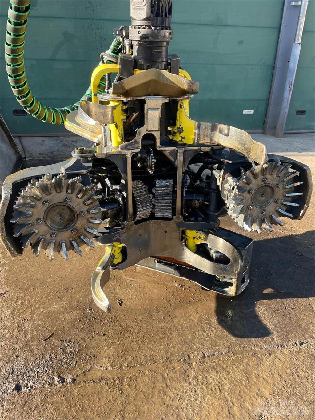 John Deere H425 Harvester Heads