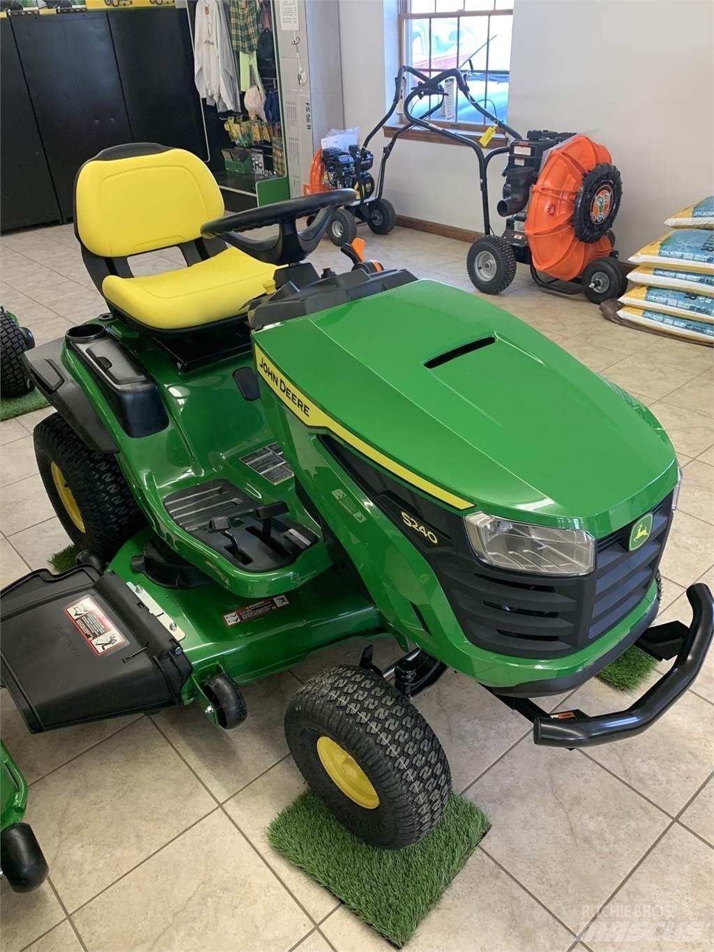 John Deere S240 Compact tractors
