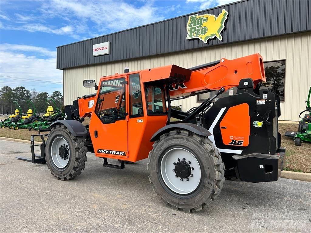 SkyTrak 8042 Telescopic Handlers