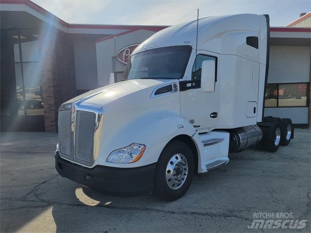 Kenworth T680 Conventional Trucks / Tractor Trucks