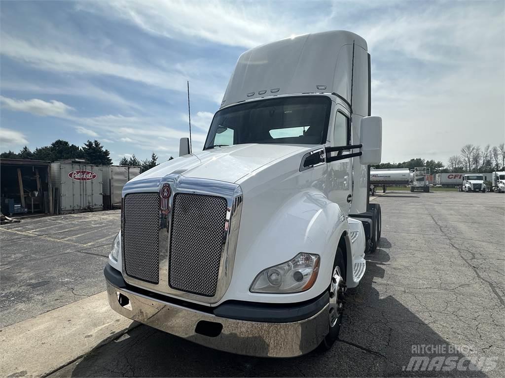 Kenworth T680 Conventional Trucks / Tractor Trucks