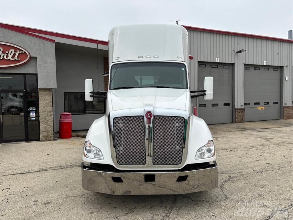 Kenworth T680 Conventional Trucks / Tractor Trucks