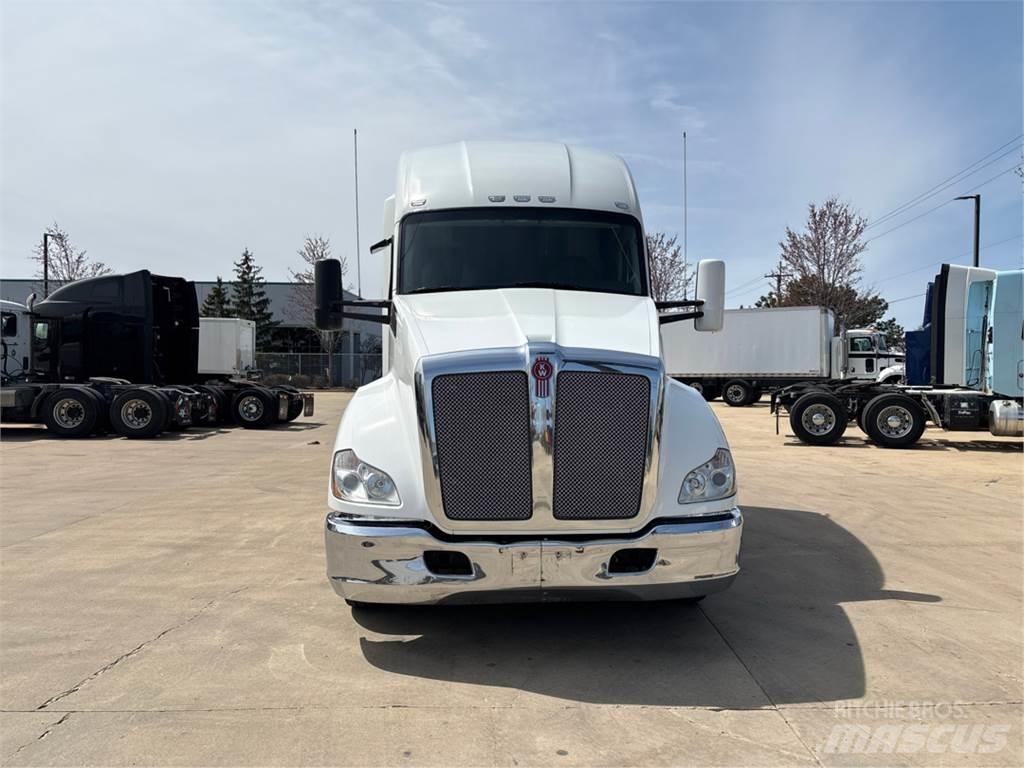 Kenworth T680 Conventional Trucks / Tractor Trucks