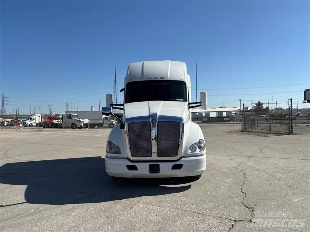 Kenworth T680 Conventional Trucks / Tractor Trucks