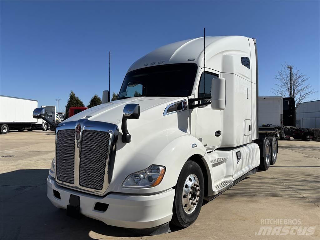 Kenworth T680 Conventional Trucks / Tractor Trucks