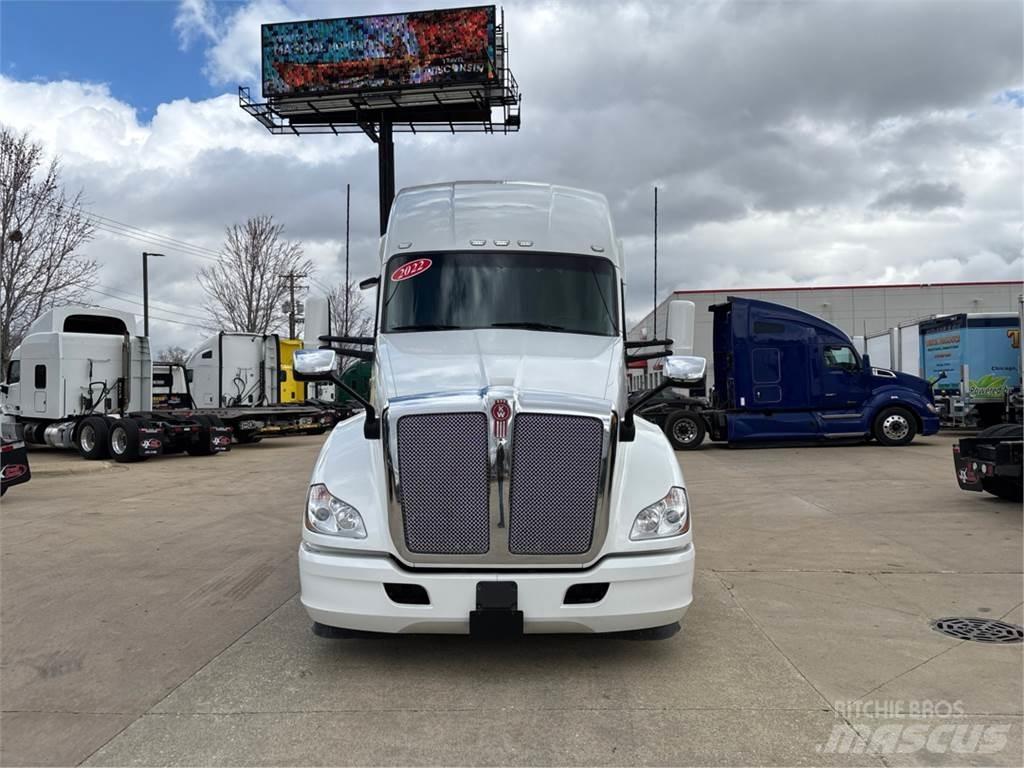 Kenworth T680 Conventional Trucks / Tractor Trucks