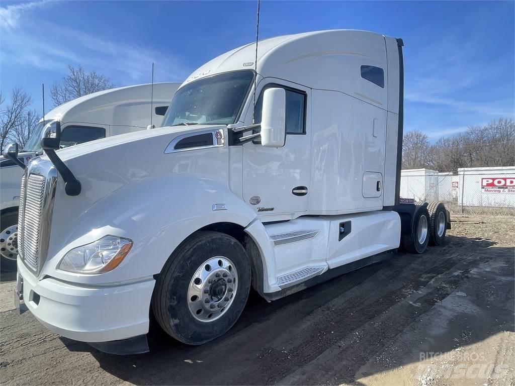 Kenworth T680 Conventional Trucks / Tractor Trucks