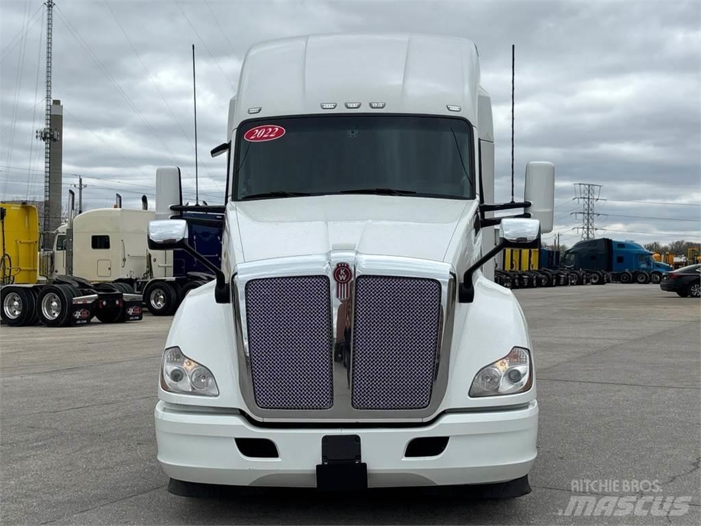 Kenworth T680 Conventional Trucks / Tractor Trucks