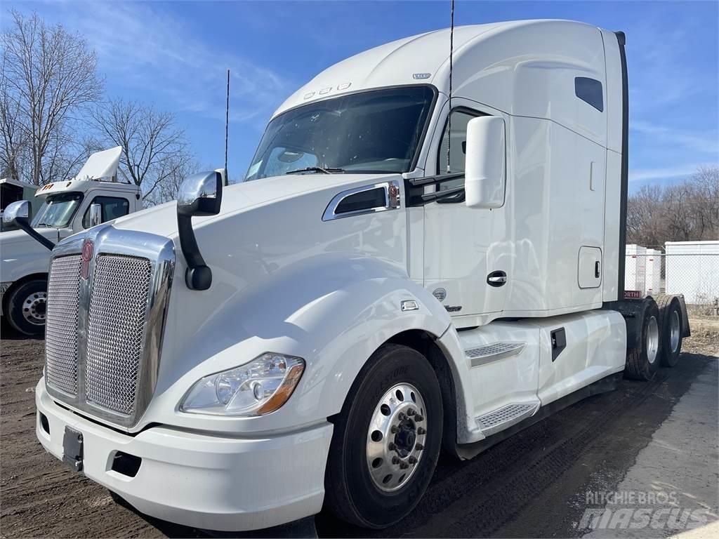 Kenworth T680 Conventional Trucks / Tractor Trucks