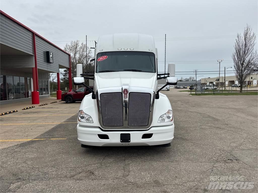 Kenworth T680 Conventional Trucks / Tractor Trucks