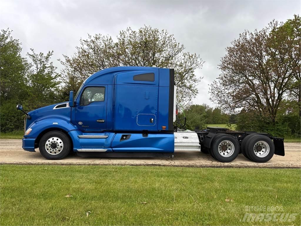 Kenworth T680 Conventional Trucks / Tractor Trucks