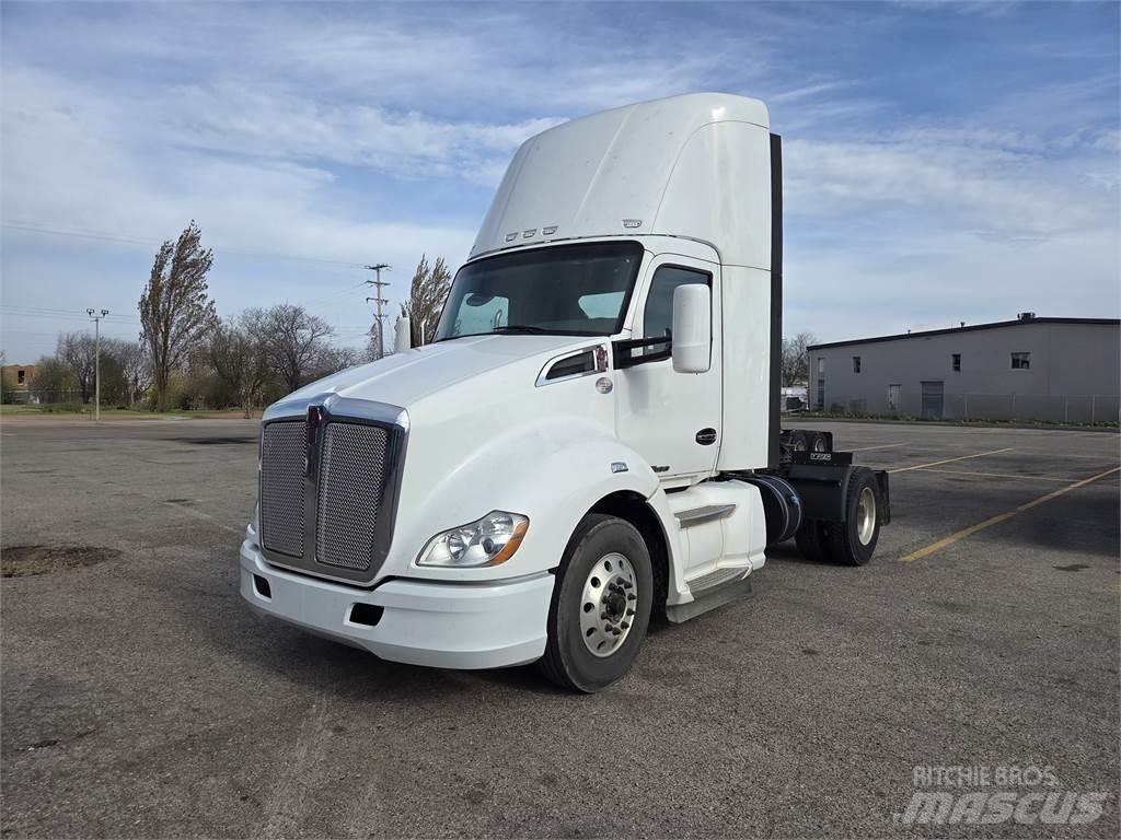 Kenworth T680 Conventional Trucks / Tractor Trucks