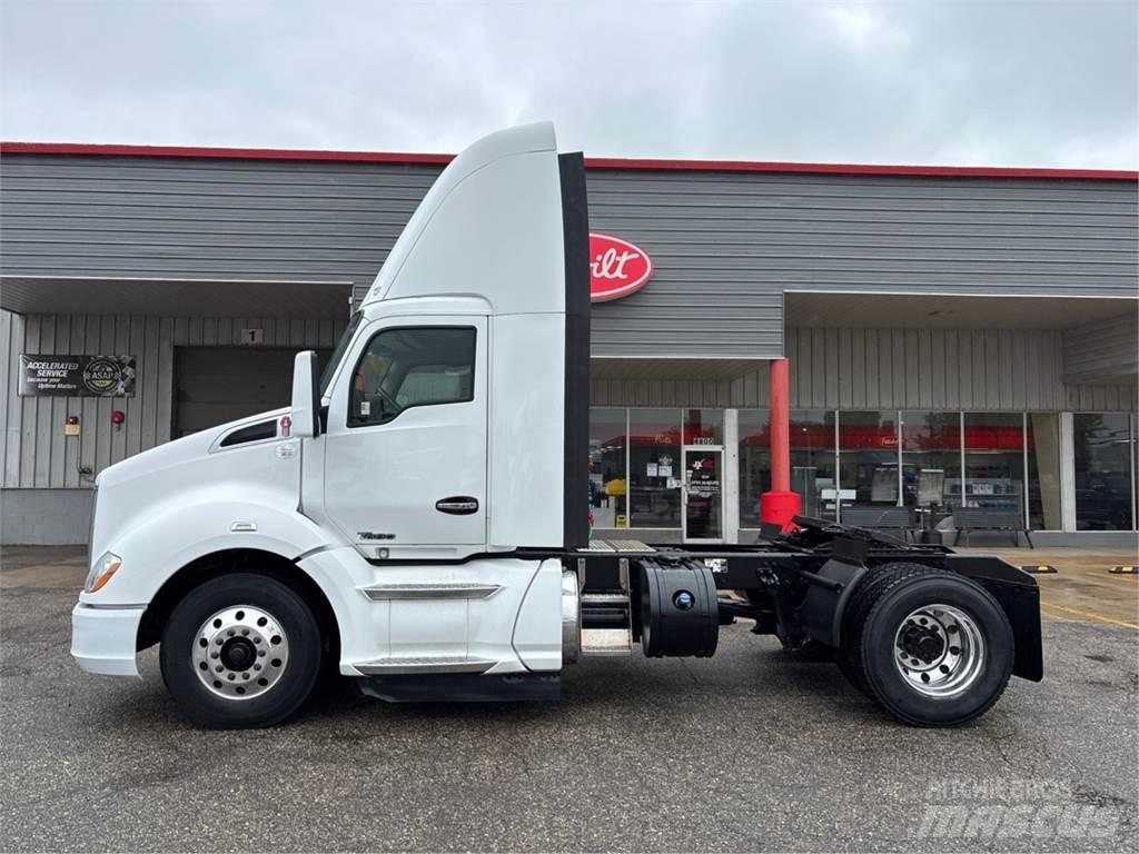 Kenworth T680 Conventional Trucks / Tractor Trucks